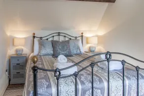 Graziers Cottage - character Cotswold cottage with inglenook, parking and pub nearby - Image 4