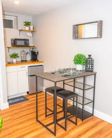 Cozy home away from home in historic Boston - Image 2