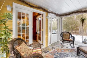 Pretty Yellow Cottage with screened in Porch - Image 5