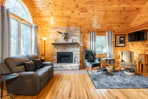 Pretty Yellow Cottage with screened in Porch - Image 2