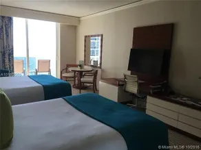 Oceanfront balcony studio Miami high floor - Image 3