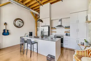 Cozy 1BD w/ View in Walker's Point, Free Parking - Image 5