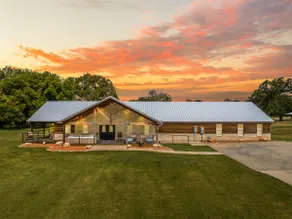 Ranch House Farm Stay w/Fishing/RecCourt/Pools/Kayaks/FarmAnimals - Image 3