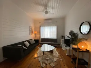 Cute cottage close to town, restaurants and shops. - Image 2