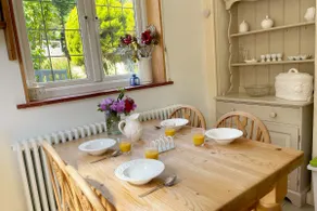Cosy traditional cottage with parking and garden - Image 4