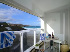 Beach front apartment with balcony sea views - Image 4