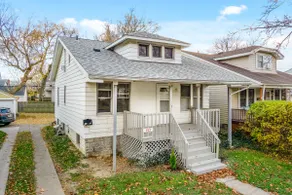 Radiant Updated Ferndale Bungalow - Image 2
