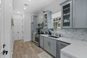 Great Location, Upscale 3 Bedroom - Image 4