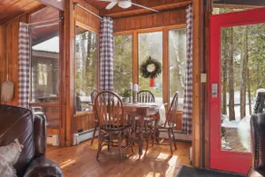 Cabin in Muskoka for Two with a Private Hot Tub and Close to the Lake - Image 4