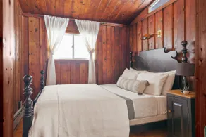 Cabin in Muskoka for Two with a Private Hot Tub and Close to the Lake - Image 2