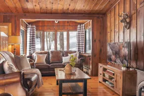 Cabin in Muskoka for Two with a Private Hot Tub and Close to the Lake - Image 3