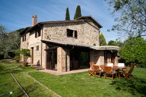 Villa with Pool & Vineyard Views in Montalcino - Image 3