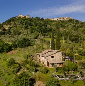 Villa with Pool & Vineyard Views in Montalcino - Image 5