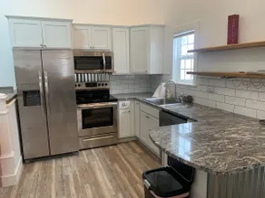 Britannia Suite, Modern 2 BR Apartment - Image 4