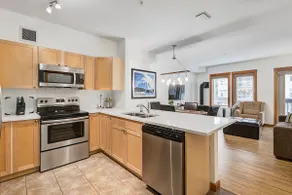 Beautiful condo W/heated outdoor pool - Image 3