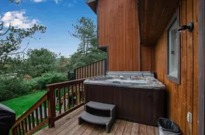 Spacious 4 Bed in heart of Eville, Hot Tub & Park - Image 4