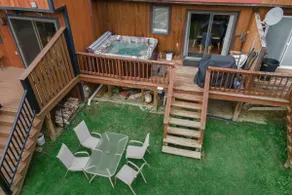 Spacious 4 Bed in heart of Eville, Hot Tub & Park - Image 3