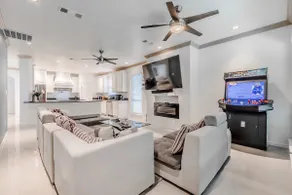 Gorgeous Downtown 4 Bedroom - Image 2