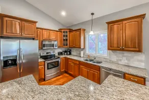 Warm and Luxurious 4 bedroom Executive Estate - Image 4