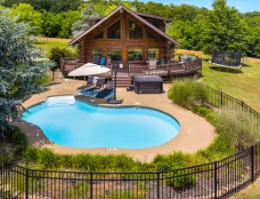Hardwood Chalet-Pool, Hot tub, fireplace - Image 4