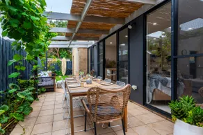 Walk Everywhere • Beach & Cafés • Sleeps 7 Family - Image 5