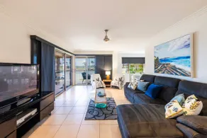 Stylish 3-Bed Townhouse Views of Clarence River - Image 2