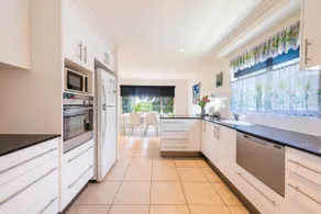 Stylish 3-Bed Townhouse Views of Clarence River - Image 4