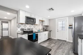 Near Airport | Pet-Friendly | W/D | 4k Smart TVs - Image 2
