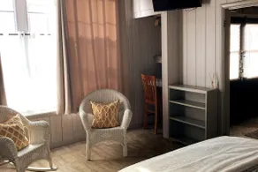 Cozy 2nd Hand Rose Suite - Downtown Dubuque - Image 2