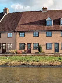 Waterside Cottage 2 Beds, sleeps 4 marina views. - Image 2