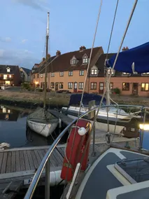 Waterside Cottage 2 Beds, sleeps 4 marina views. - Image 5