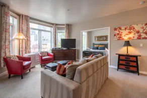 Stunning 2 Bedroom 2 Bath Home in Seattle!⁴ - Image 3