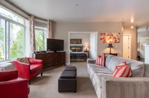 Stunning 2 Bedroom 2 Bath Home in Seattle!⁴ - Image 2