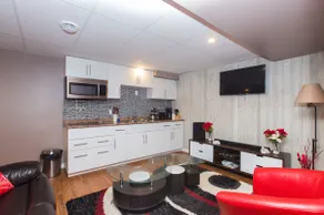 Entire Basement Apt.-3 mins Drive to Regent Avenue - Image 4