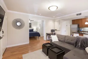 Top floor 1 BR w/King Bed, Desk, and in unit W/D - Image 3