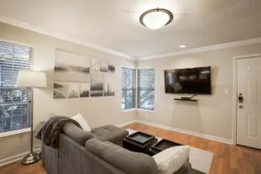 Top floor 1 BR w/King Bed, Desk, and in unit W/D - Image 2