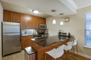 Top floor 1 BR w/King Bed, Desk, and in unit W/D - Image 5