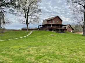 Large lake home with room to play. - Image 4