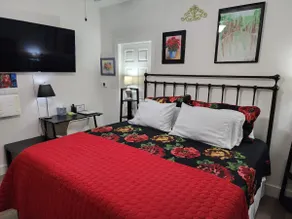 Close to Lake Austin and 30 minutes from downtown. - Image 4