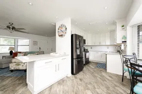 Twin Oaks on Taylor: bright and cheery family home - Image 5