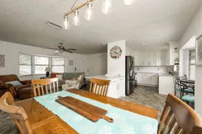 Twin Oaks on Taylor: bright and cheery family home - Image 4
