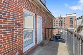 Unit 8- Downtown-Discounted No Parking Included - Image 4