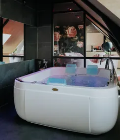 Love room Luxurious loft, jacuzzi and private sauna - Image 3