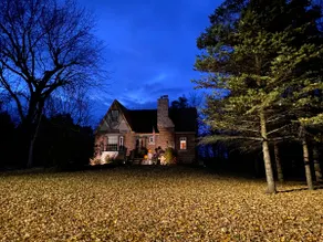The Charming Green Lake Tudor (Fenced Back Yard!) - Image 3