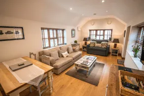 Entire stable block in Warwickshire countryside - Image 3