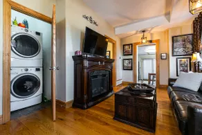 Striking 2 Bed Townhouse in the HEART of Dbq! - Image 4
