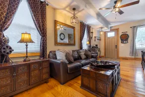 Striking 2 Bed Townhouse in the HEART of Dbq! - Image 2