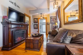 Striking 2 Bed Townhouse in the HEART of Dbq! - Image 3