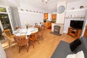 The Bungalow at Seaway's, Sleeps 11 + - Image 3