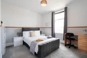 Spacious 4BR, Parking, Near Centre, Accommodates 7 - Image 3